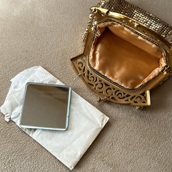 Vintage Whiting & Davis Gold Mesh & Scrollwork Mini Bag with Original Mirror - Picture 4 of 9